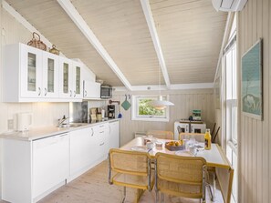 Kühlschrank, Mikrowelle, Geschirrspüler, Kochgeschirr/Geschirr/Besteck