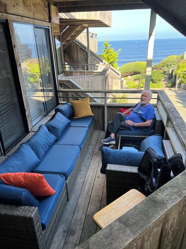 Beachfront 1-bedroom Surf Shack in Monterey with pool, and gym —pet okay!
