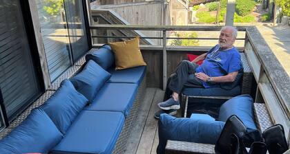 Beachfront 1-bedroom Surf Shack in Monterey with pool, and gym —pet okay!