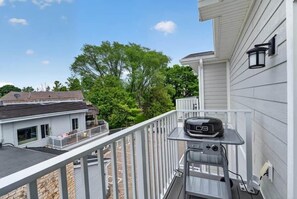 Grill porch - Harbor View Penthouse Downtown Egg Harbor (Egg Harbor)