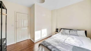 Una camera da letto con un letto, una porta e una finestra.