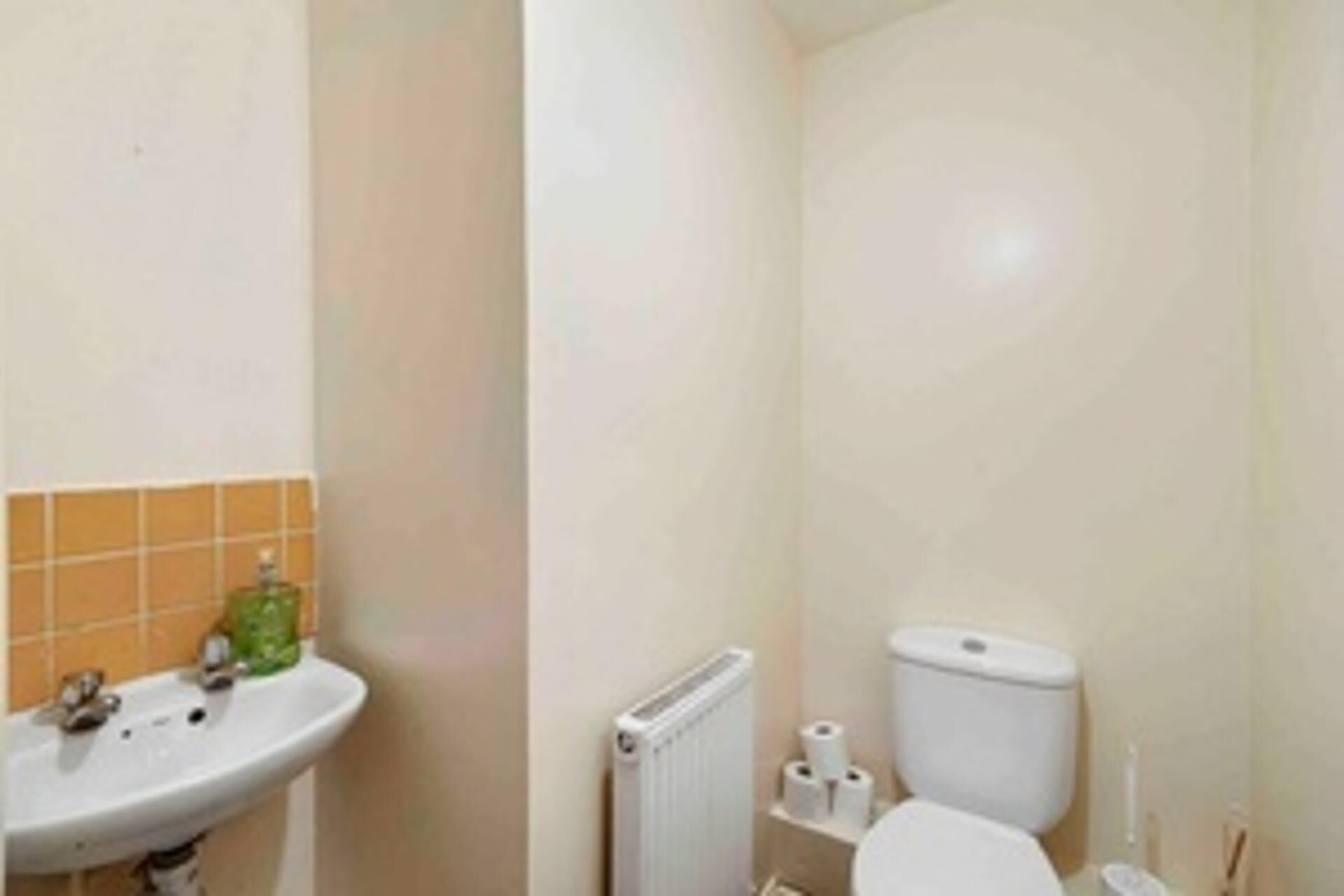 Combined shower/bathtub, deep-soaking bathtub