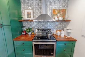 A kitchen with a stove, oven, and various appliances. - Cottage in Thunderbolt between Downtown and Tybee Beach (Savannah)
