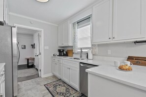 Private kitchen - House Sleeps 6 * Firepit * Game Room * Dogs OK (Savannah)