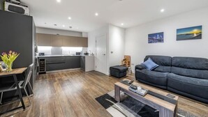 Unclassified image, 5 of 6, button - Spacious Woolwich Apartment with sea view (London)