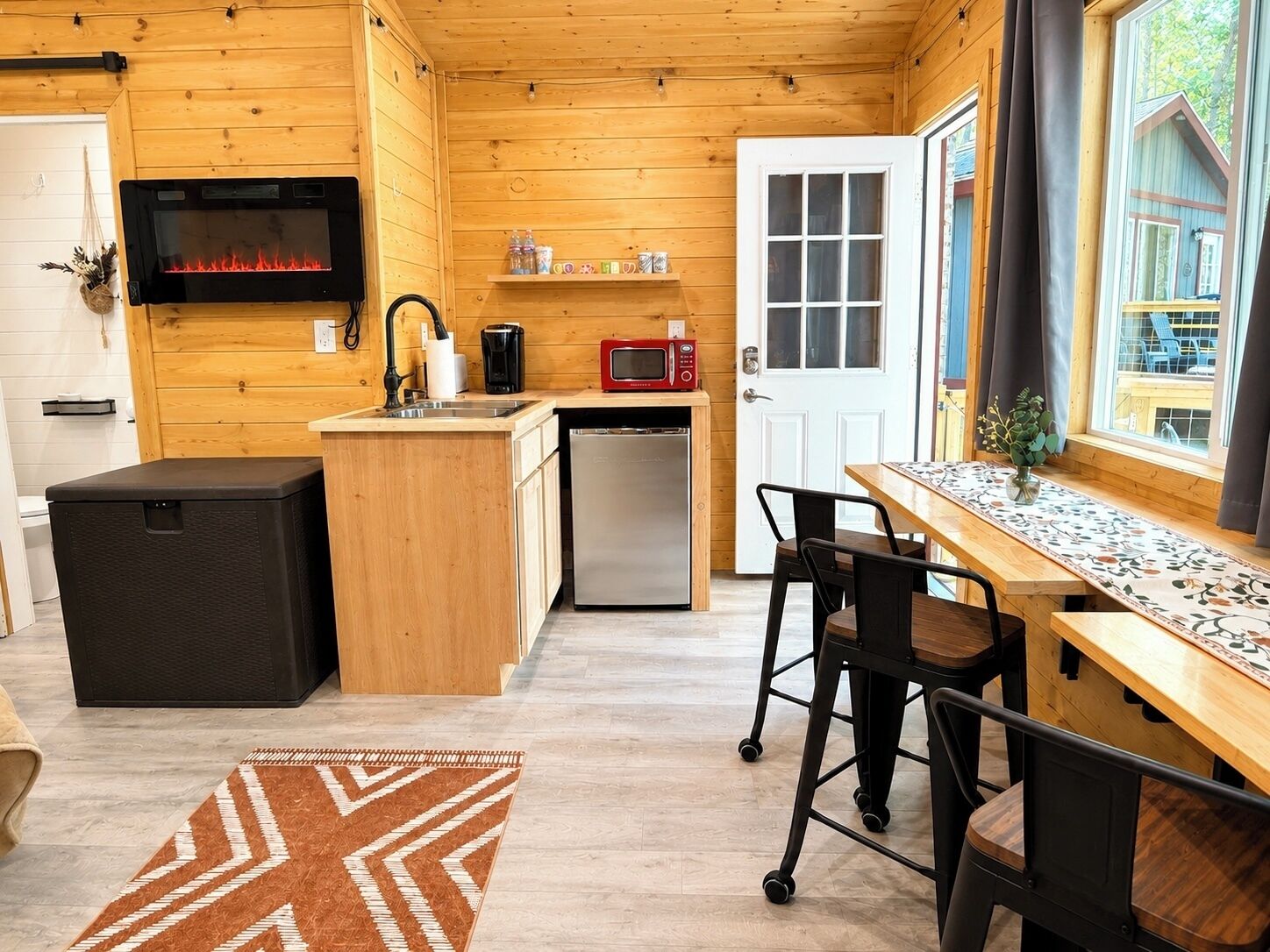 Kylskåp och kaffe- och tebryggare