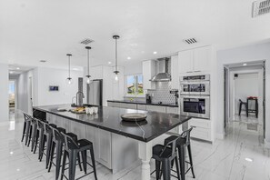 Private kitchen - Gulf Access Retreat with Heated Saltwater Pool, Dock & Sunset Views - Golden Sunset Villa - Roelens (Cape Coral)