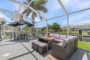 Outdoor dining - Gulf Access Retreat with Heated Saltwater Pool, Dock & Sunset Views - Golden Sunset Villa - Roelens (Cape Coral)