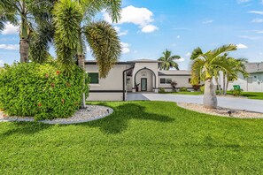 Exterior - Gulf Access Retreat with Heated Saltwater Pool, Dock & Sunset Views - Golden Sunset Villa - Roelens (Cape Coral)