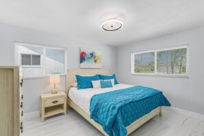 Room - Gulf Access Retreat with Heated Saltwater Pool, Dock & Sunset Views - Golden Sunset Villa - Roelens (Cape Coral)