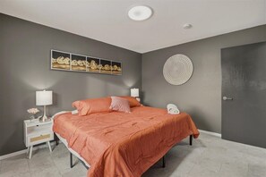 2 slaapkamers, een strijkplank/strijkijzer, internet, beddengoed