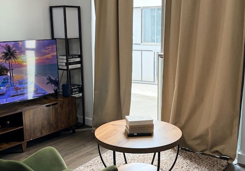 Central 1-bed Apt, Sleeps 2 w/ Underground Parking