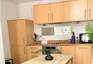 Kühlschrank, Mikrowelle, Ofen, Geschirrspüler