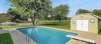 Cozy 1-bedroom house in enchanting Rossford with AC