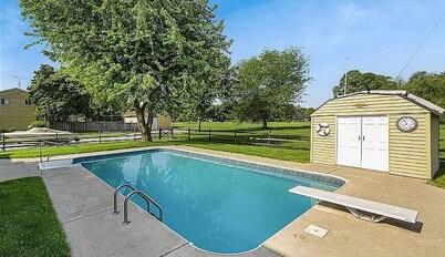 Cozy 1-bedroom 1-bathroom suite in enchanting Rossford with AC