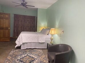 Room - Cozy 1-bedroom house in enchanting Rossford with AC (Rossford)