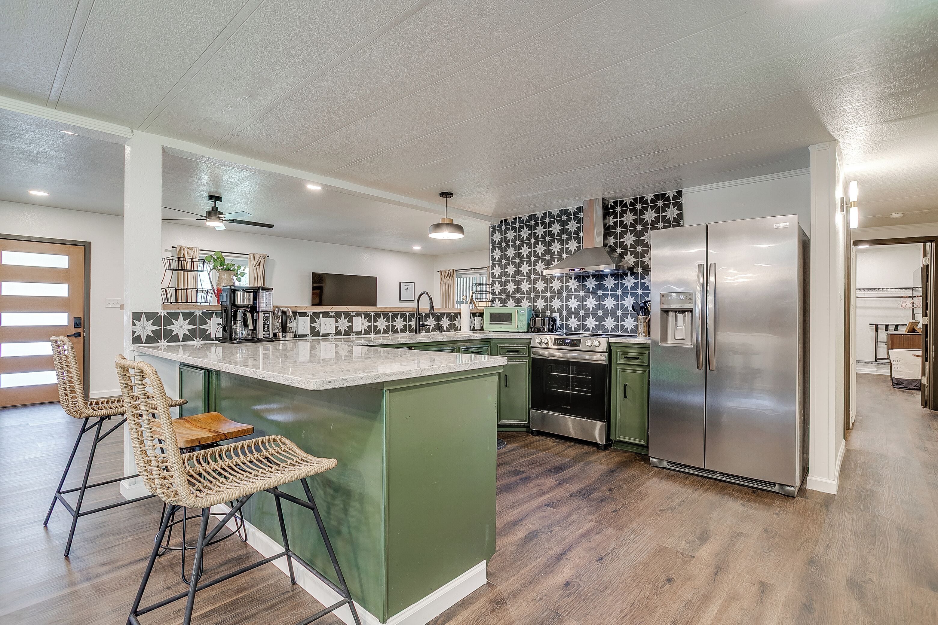 Coffee/tea maker, fridge, microwave, oven