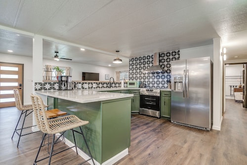 Lakeside Granbury Home w/ Huge Backyard and Dock