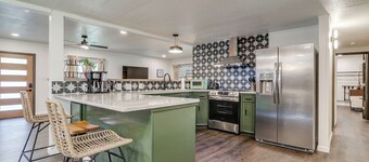 Lakeside Granbury Home w/ Huge Backyard and Dock