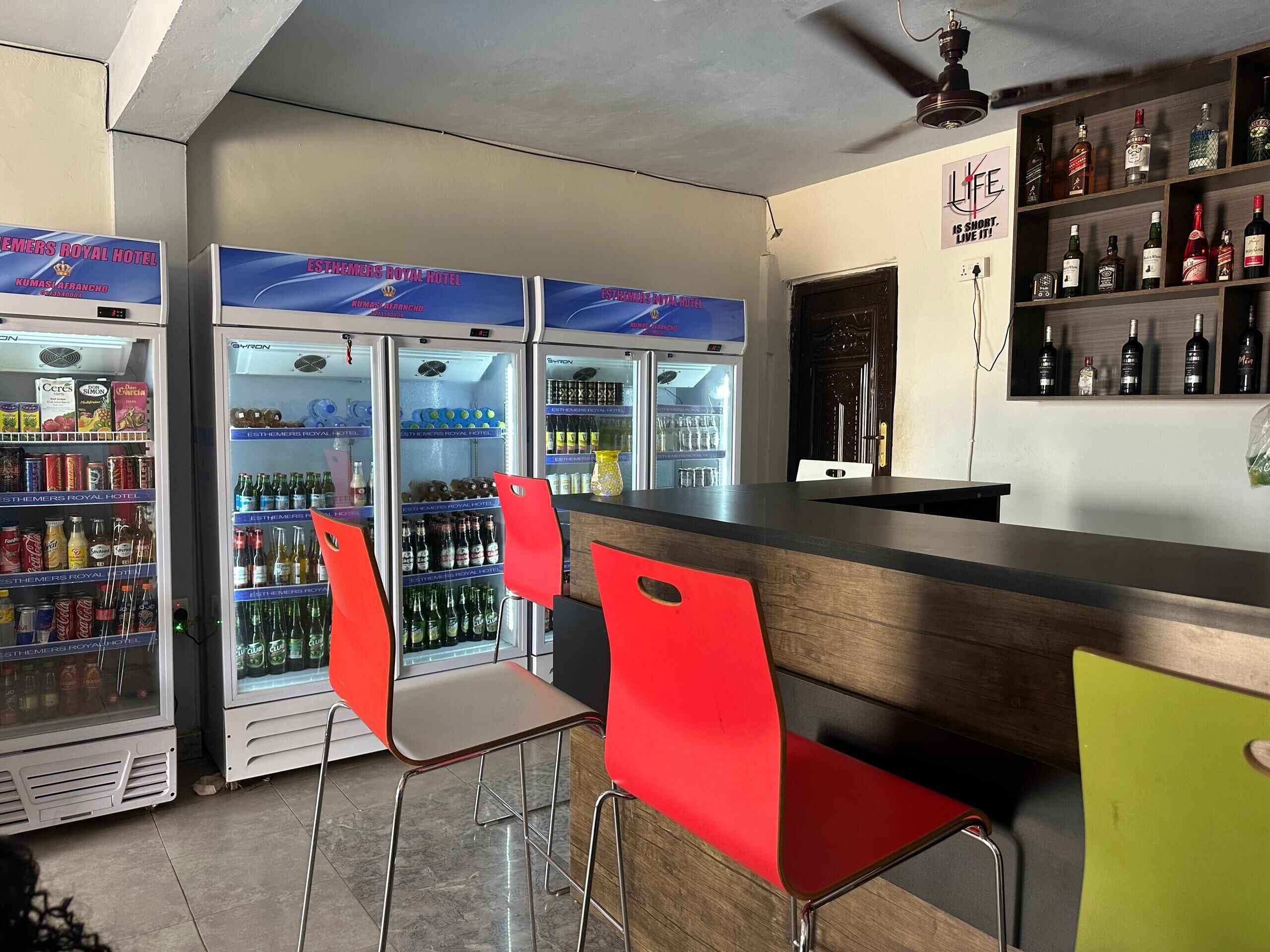 4 Bars/Lounges