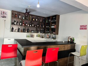 4 bar/ruang istirahat 