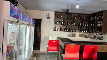 4 bars/lounges