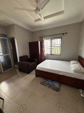 Standard Double Room, Balcony | Meja 