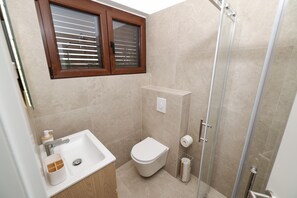 A bathroom with a sink, toilet, and shower. - Studio apartment Gabriella (Sukošan)
