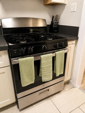 Private kitchen - Modern SoFi Retreat - 2 Min Walk to World Cup & Stadium Events (Inglewood)