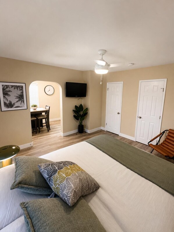 Room - Modern SoFi Retreat - 2 Min Walk to World Cup & Stadium Events (Inglewood)