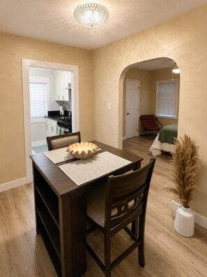 Dining - Modern SoFi Retreat - 2 Min Walk to World Cup & Stadium Events (Inglewood)