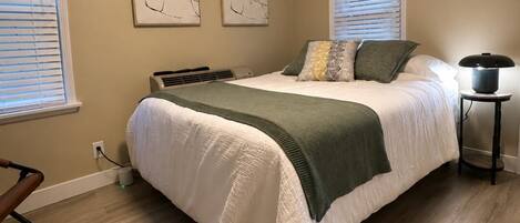 Iron/ironing board, Internet, bed sheets