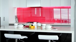 Wasserkocher mit Kaffee-/Teezubehör, Kühlschrank, Mikrowelle, Ofen