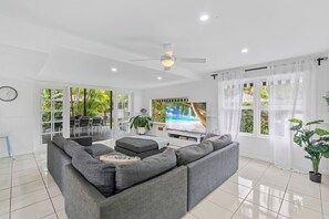 TV - Tropical Oasis Heated Spa, Pool and Huge Decks (Ashmore)