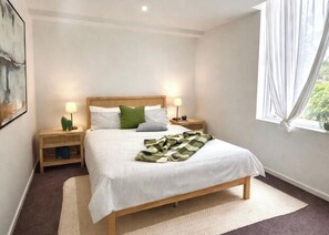 Iron/ironing board, WiFi, bed sheets - Charming Cosy Apartment in the Heart of Fitzroy (Fitzroy)