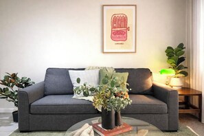 TV - Charming Cosy Apartment in the Heart of Fitzroy (Fitzroy)