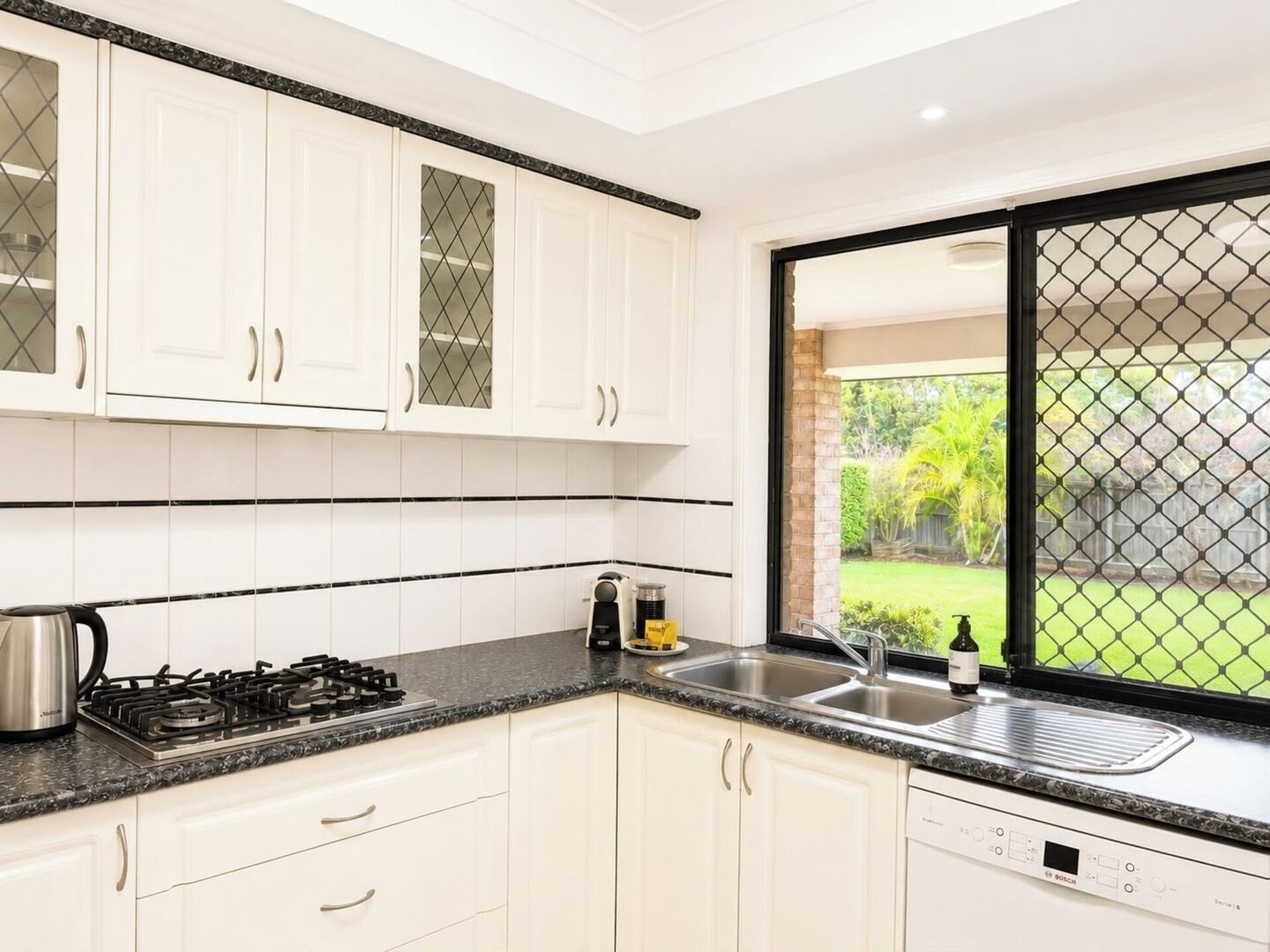 Coffee/tea maker, fridge, microwave, stovetop