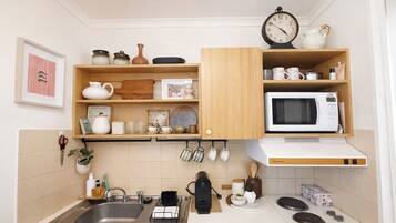 Réfrigérateur, micro-ondes, plaque de cuisson, cafetière/bouilloire