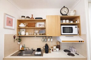 Réfrigérateur, micro-ondes, plaque de cuisson, cafetière/bouilloire