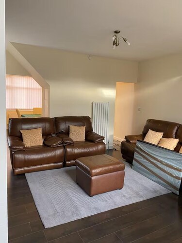 House Sleeps 4 With Parking and Garden