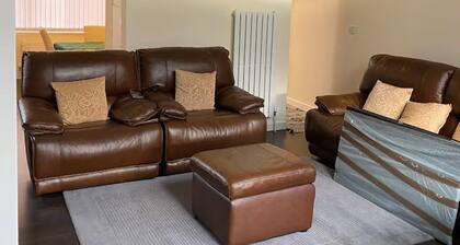 House Sleeps 4 With Parking and Garden