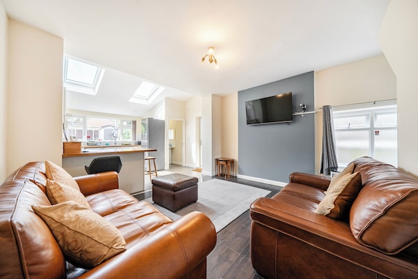 House Sleeps 4 - Free Parking And Garden - Manchester