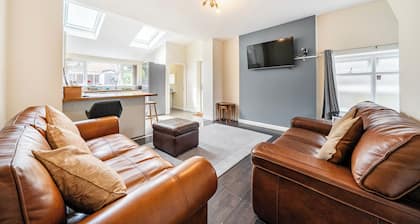 House Sleeps 4 - Free Parking and Garden