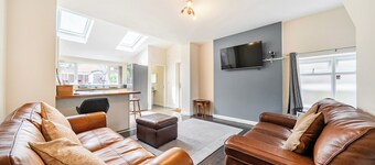 House Sleeps 4 - Free Parking and Garden