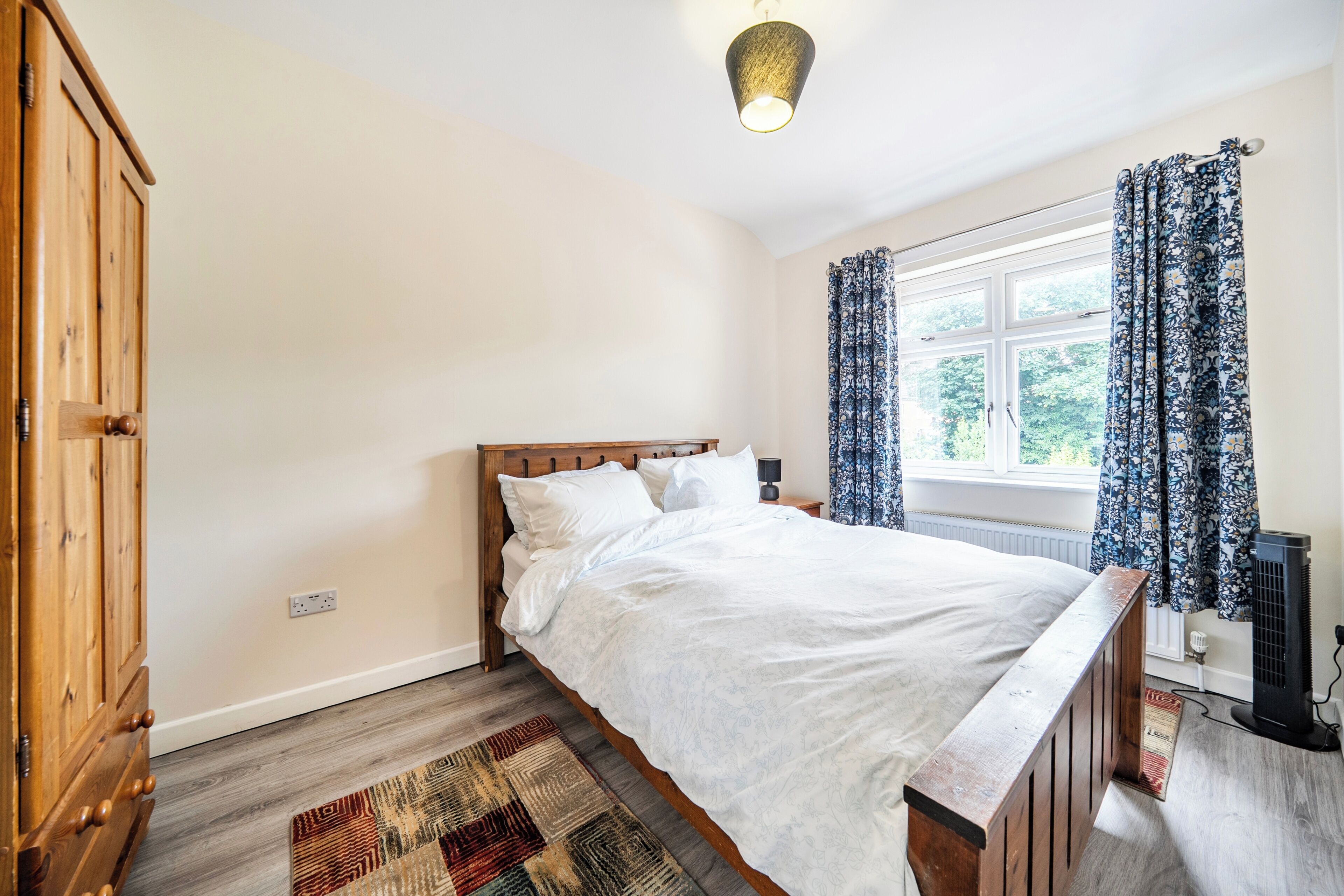 2 kamar tidur, setrika/meja setrika, Wi-Fi gratis, dan seprai linen