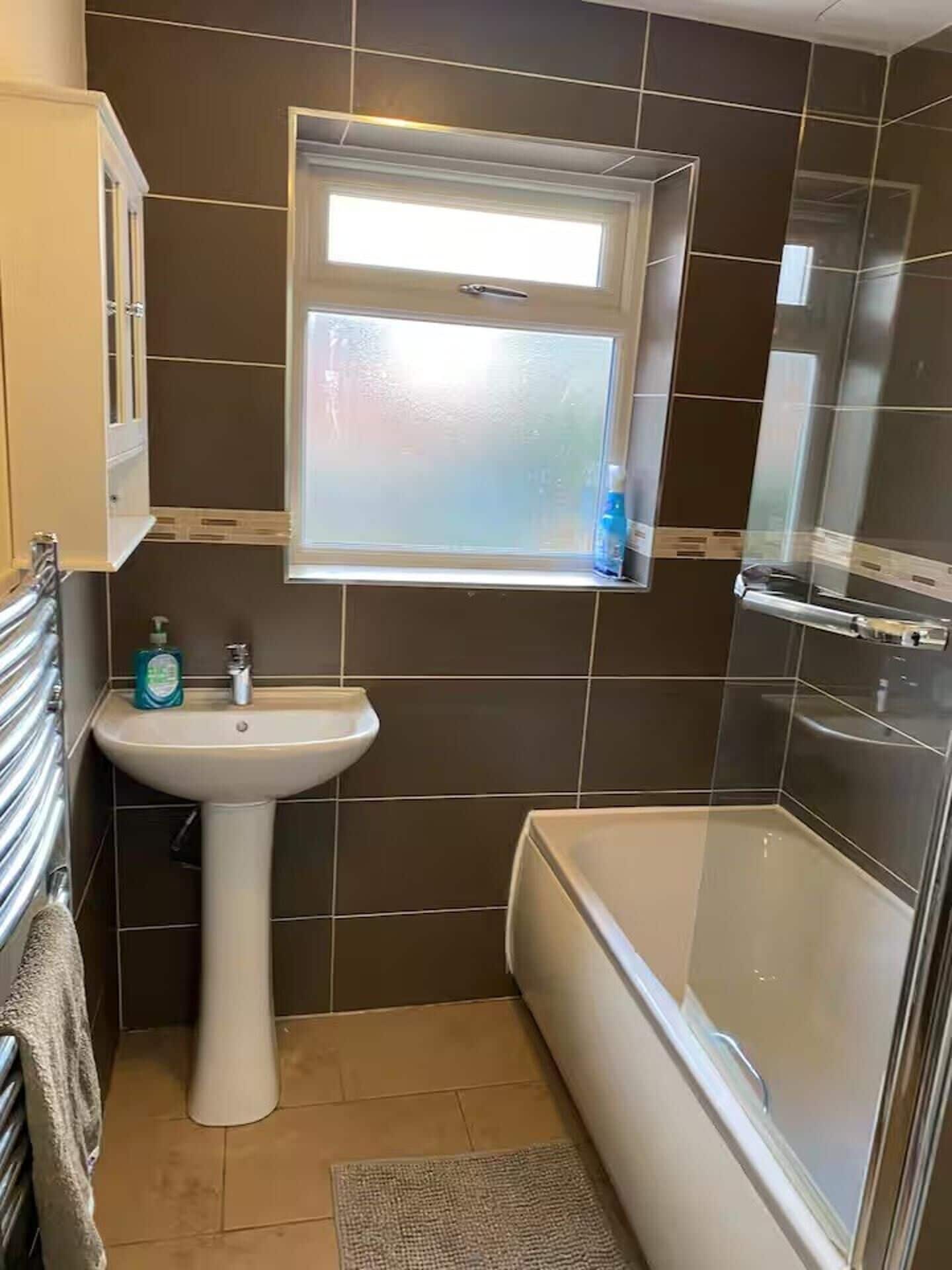 Combined shower/tub, deep soaking tub, hair dryer, towels