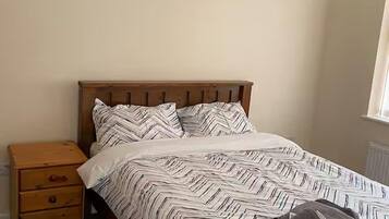 2 bedrooms, iron/ironing board, free WiFi, bed sheets