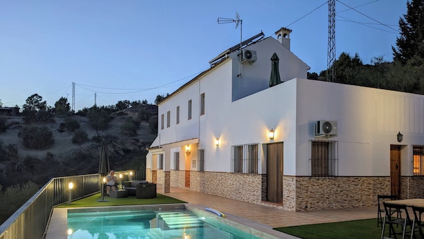 A modern house with a swimming pool, stone walls, and outdoor seating. - Beautiful House, Sleeps 7 With Private Pool (Iznajar)