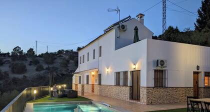 Beautiful House, Sleeps 7 With Private Pool