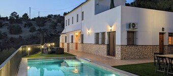Beautiful House, Sleeps 7 With Private Pool